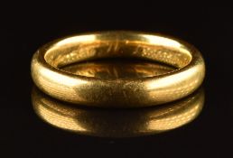 A 22ct gold wedding band / ring, 6.9, size N