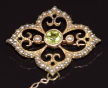 Edwardian 15ct gold brooch set with a peridot and seed pearls, 3.5g