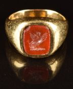 An 18ct gold ring set with an intaglio depicting a phoenix, 6.7g, size I/J