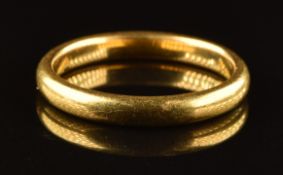 A 22ct gold wedding band / ring, 5.8g, size R