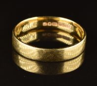 An 18ct gold wedding band / ring, 2.7g, size O