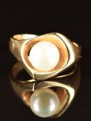 A 14k gold ring set with a pearl, 4.5g, size G