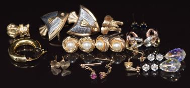 Eight pairs of 9ct gold earrings including faux pearls, fish, cats, knots, crystal, ruby, etc, 5g