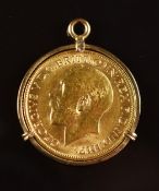 A 9ct gold pendant set with a 1913 gold full sovereign, 9.4g