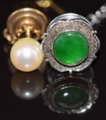 An 18k white gold tie pin set with jade (3.5g) and a 9ct gold tie pin set with a pearl, 1.6g