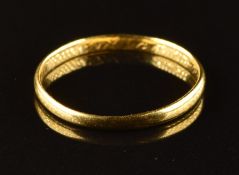 A 22ct gold wedding band / ring, 1g, size J