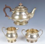 Goldsmiths & Silversmiths Company George V three piece hallmarked silver teaset, London 1924, length