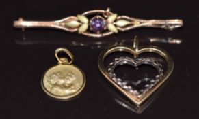 A 9ct gold heart pendant, 9ct gold pendant depicting cherubs and a 9ct gold section of brooch, 3.5g