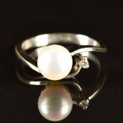 An 18ct white gold ring set with a pearl and diamond, 3.9g, size L