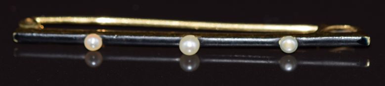 French 18ct gold brooch set with black enamel and three pearls, 1.5g