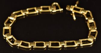 An 18ct gold bracelet made up of stirrup shaped links, 14g