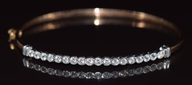 A 9k gold bangle set with cubic zirconia, 6.1g