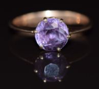 A 15ct gold ring set with a synthetic colour change purple sapphire, 2.5g, size M/N