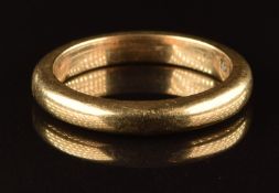 A 9ct gold wedding band / ring, 3.1g, size I