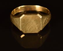 An 18ct gold signet ring, in vintage box, 8.5g, size Y