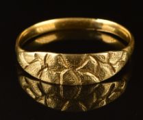 A 22ct gold wedding band / ring with textured decoration, 2g, size L