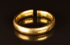 A 22ct gold wedding band / ring (cut), 6.1g