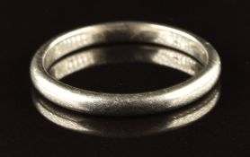 A platinum wedding band / ring, 4.1g, size O