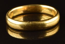 A 22ct gold wedding band / ring, 6.3g, size P