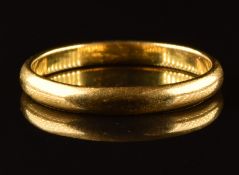 A 22ct gold wedding band / ring, 4.1g, size V