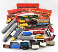 00 gauge model railway rolling stock comprising Tri-ang American style train, four boxed Hornby