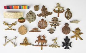Small collection of badges including Royal Artillery, Machine Gun Corps, Rifle Brigade etc