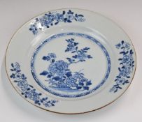 Chinese 18thC export plate with floral decoration, diameter 23cm