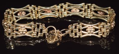 A 9ct gold gate bracelet with heart padlock clasp, 13.1g