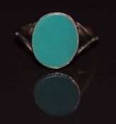 A 9ct gold ring set with green agate, 1.4g, size I