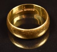 A 22ct gold wedding band / ring, 4.7g, size M