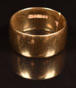 A 9ct gold wedding band / ring, 9.2g, size W