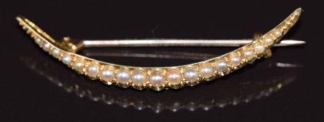 Edwardian 15ct gold crescent shaped brooch set with graduated seed pearls, 2.9g 4.5cm