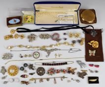 A collection of costume jewellery including Hollywood pendant, vintage brooches, Art Deco glass