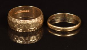 Two 9ct gold wedding bands / rings, one with engraved star decoration, 6.1g