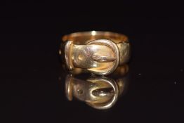 An 18ct gold buckle ring, Birmingham 1902, 5g, size L