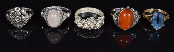 A 9ct gold ring set with paste (2.6g) and four silver rings