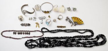 A collection of jewellery including five silver rings, 9ct gold brooch (2.3g), two French jet