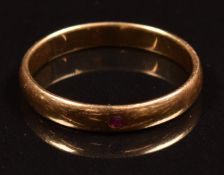 A yellow metal wedding band / ring set with a ruby, unmarked, 2.8g, size O