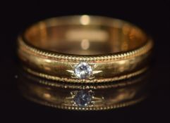 An 18ct gold wedding band / ring set with a diamond, 4.1g, size K