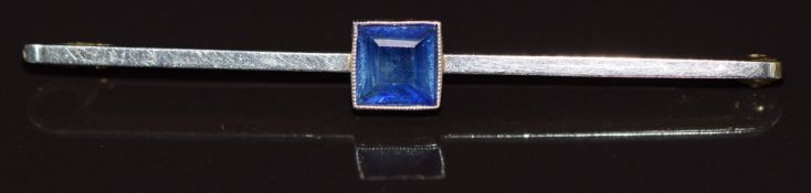 A 9ct gold brooch set with a square sapphire, 2.4g 5.1cm