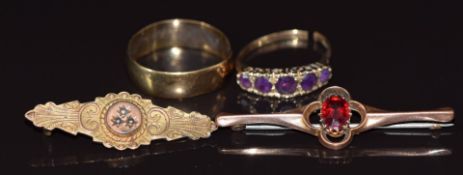 A 9ct gold wedding band / ring (2.9g, size U), 9ct gold ring set with amethysts (2.3g, band is