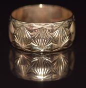 A 9ct gold wedding band / ring with cut out decoration, 4.5g, Size M