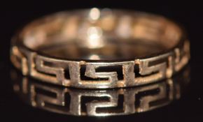 A 14k gold Greek key ring, 1g, size M