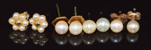 Four pairs of 9ct gold earrings set with pearls, 2.6g