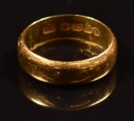 A 22ct gold wedding band / ring, 4.5g, size K