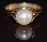A 9ct gold ring set with a pearl, 2.6g, size K