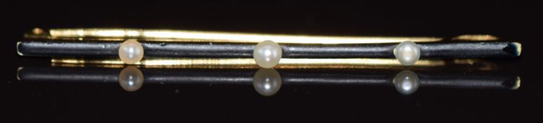 French 18ct gold brooch set with black enamel and three pearls, 1.5g 4.5cm