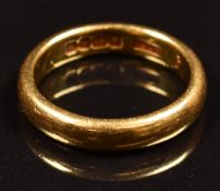 A 22ct gold wedding band / ring, Birmingham, 5.1g, size I