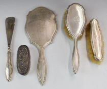 Edward VII hallmarked silver dressing table set comprising hand mirror, two brushes and a shoe horn,