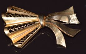 An 18ct gold 1970s brooch in the form of a bow in the style of Tiffany, 19.9g 6.6x4.3cm